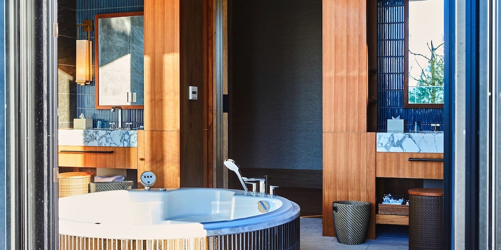 【プライベートプール】 マスターズメゾネット・スイートルーム / 3ベッドルーム バスルーム5 | UMITO OKINAWA ONNASON