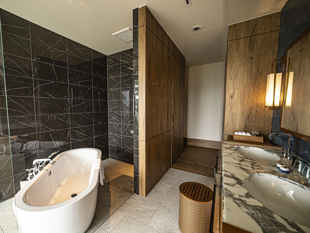 [プライベートプール] エグゼクティブ・スイートルーム２階 / ツインベッド バスルーム0 | UMITO OKINAWA ONNASON