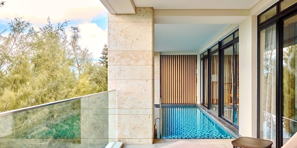 [プライベートプール] エグゼクティブ・スイートルーム３階 / キングベッド | UMITO OKINAWA ONNASON