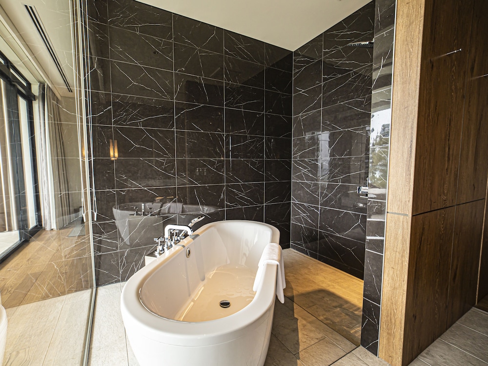 [プライベートプール] エグゼクティブ・スイートルーム２階 / ツインベッド バスルーム1 | UMITO OKINAWA ONNASON