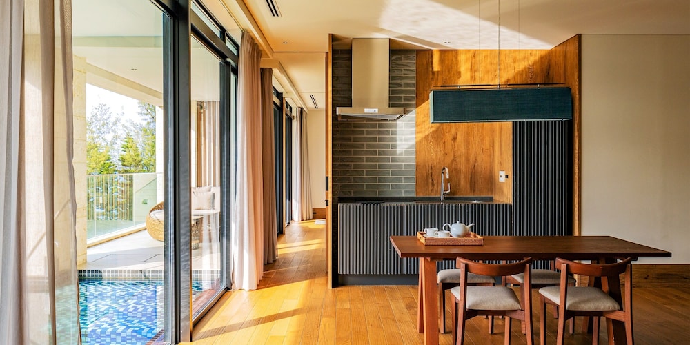 [プライベートプール] エグゼクティブ・スイートルーム ３階/ 2ベッドルーム 客室内のダイニングエリア0 | UMITO OKINAWA ONNASON