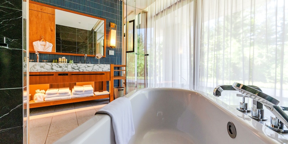 【プライベートプール】 デラックス・スイートルーム バスルーム5 | UMITO OKINAWA ONNASON