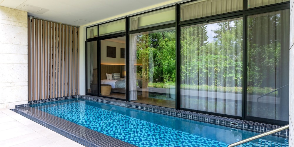 【プライベートプール】 デラックス・スイートルーム テラス / パティオ2 | UMITO OKINAWA ONNASON