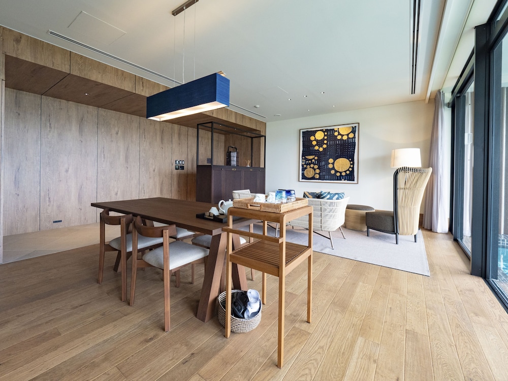 [プライベートプール] エグゼクティブ・スイートルーム２階 / ツインベッド リビング エリア0 | UMITO OKINAWA ONNASON