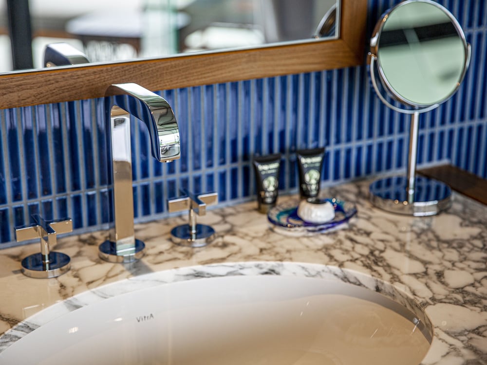 デラックス・スイートルーム バスルーム1 | UMITO OKINAWA ONNASON