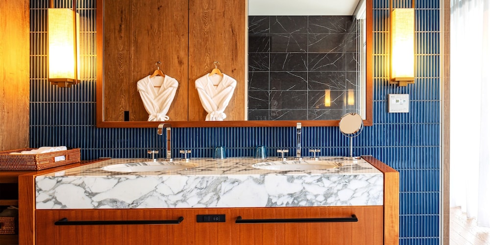 [プライベートプール] エグゼクティブ・スイートルーム ３階/ 2ベッドルーム バスルーム1 | UMITO OKINAWA ONNASON