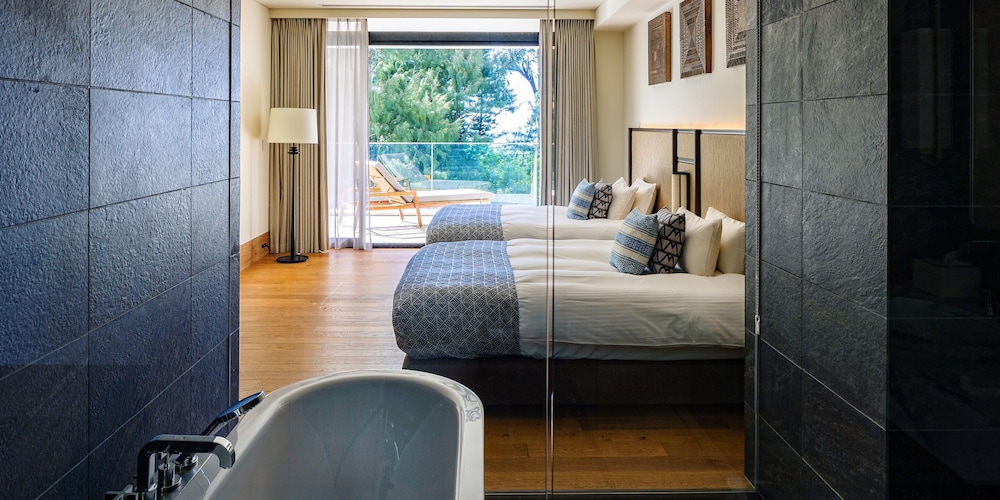 【プライベートプール】 マスターズメゾネット・スイートルーム / 3ベッドルーム バスルーム3 | UMITO OKINAWA ONNASON