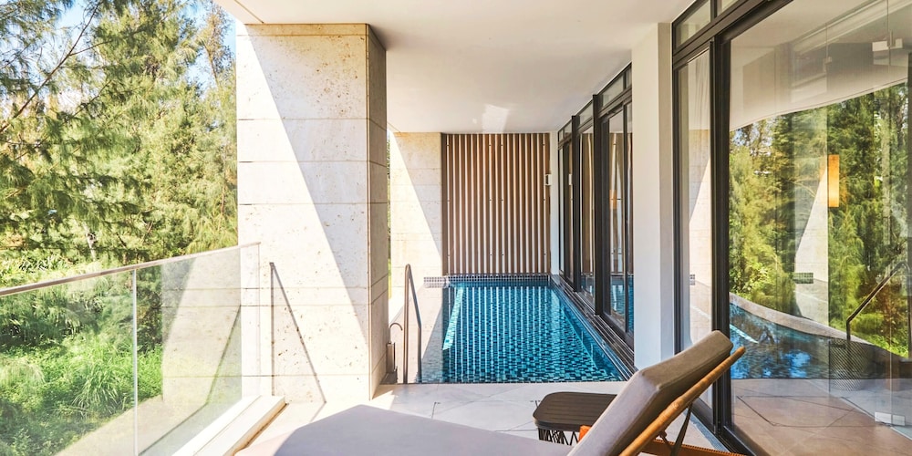 [プライベートプール] エグゼクティブ・スイートルーム２階 / キングベッド テラス / パティオ0 | UMITO OKINAWA ONNASON