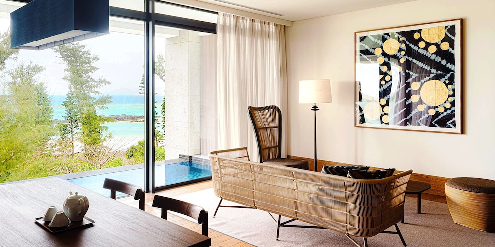 [プライベートプール] エグゼクティブ・スイートルーム２階 / キングベッド | UMITO OKINAWA ONNASON