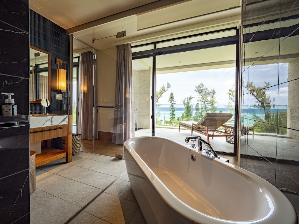 [プライベートプール] エグゼクティブ・スイートルーム２階 / ツインベッド バスルーム2 | UMITO OKINAWA ONNASON