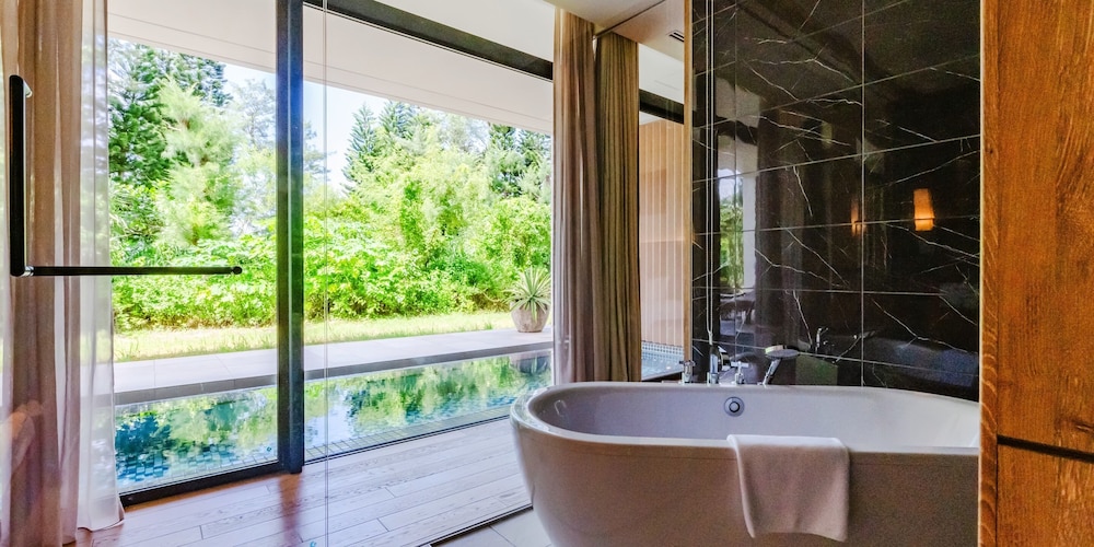 【プライベートプール】 デラックス・スイートルーム | UMITO OKINAWA ONNASON