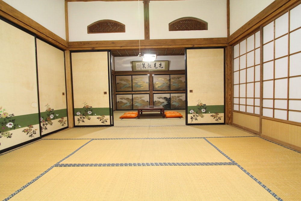 客室1 | FUJI SAKURA HOUSE