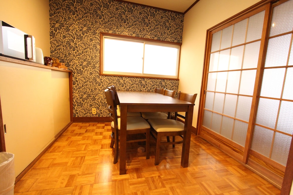 アパートメント 客室内のダイニングエリア2 | グラン 小立