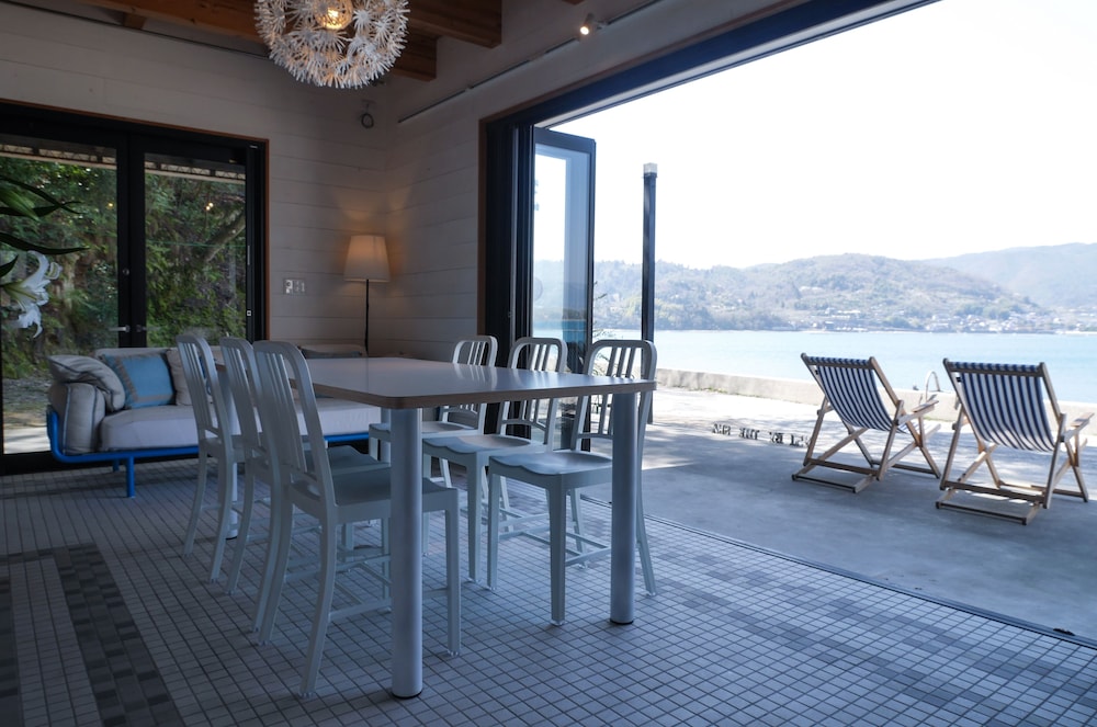 オーシャンフロント ルーム リビングルーム0 | レンタルコテージ Y51 by the sea