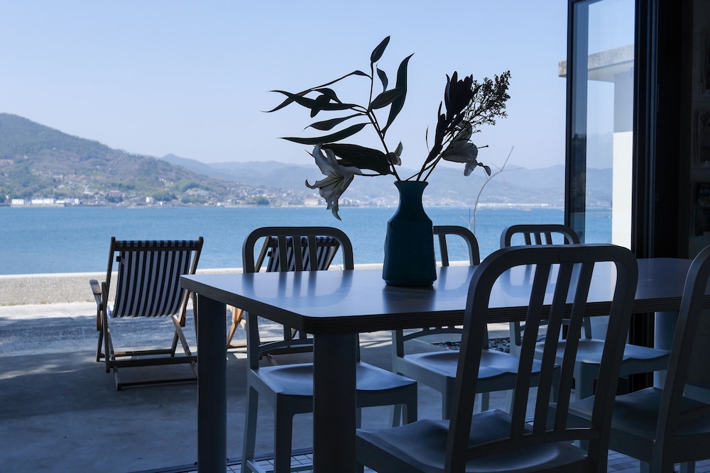 オーシャンフロント ルーム リビングルーム1 | レンタルコテージ Y51 by the sea