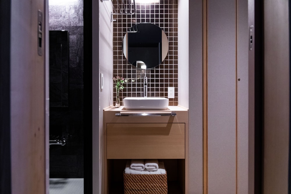 デラックス・スイート (クアッド) バスルーム1 | ザ町家エビスヤ