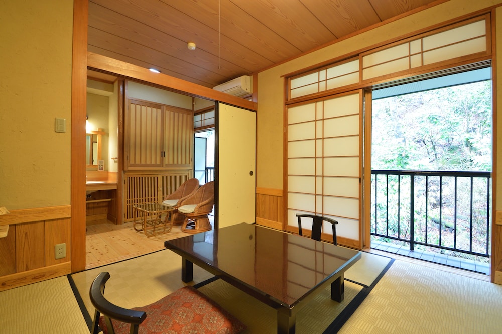本館2階 山側 和室6畳 (定員2名） 客室1 | 黒川温泉 奥の湯