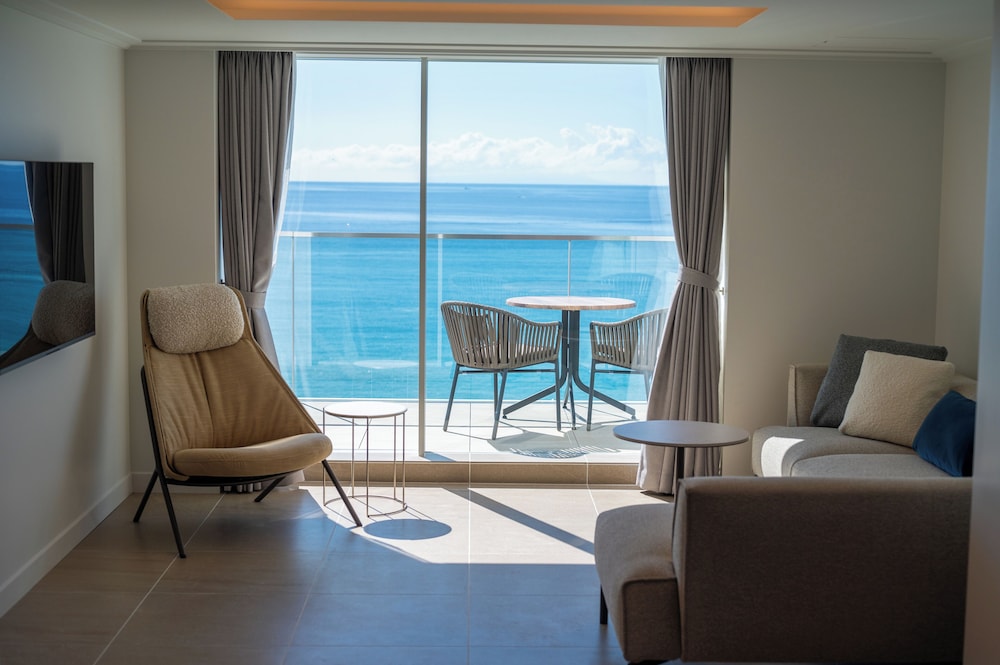 デラックスバルコニースイート 禁煙 (朝食 + フレンチディナー [17:00~17:30] 付き) 客室4 | 葉山ホテル音羽ノ森