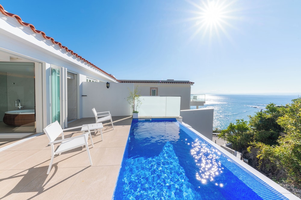 デラックスプールスイート 禁煙 (朝食 + フレンチディナー [17:00~17:30] 付き) | 葉山ホテル音羽ノ森