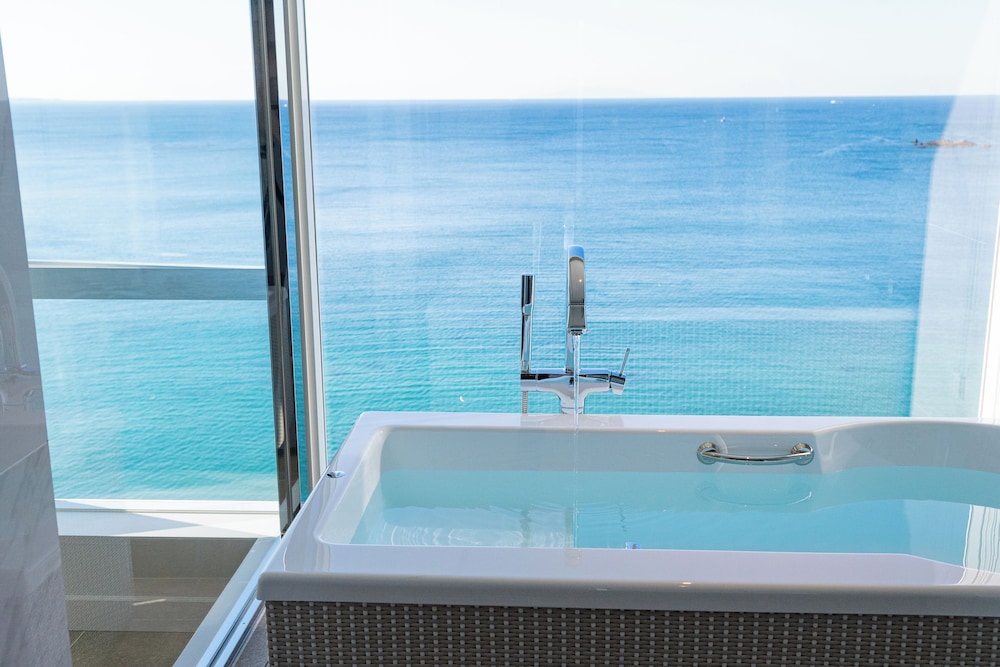 スーペリアスイート 禁煙 (朝食 + フレンチディナー [19:30~20:00] 付き) バスルーム2 | 葉山ホテル音羽ノ森