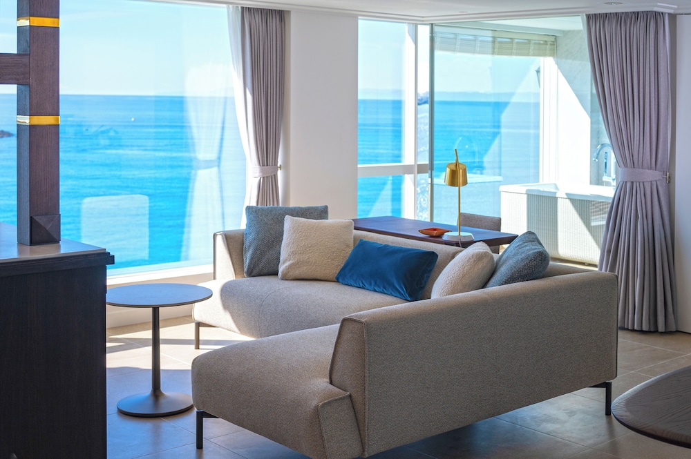 デラックススイート 禁煙 (朝食 + フレンチディナー [17:00~17:30] 付き) 客室4 | 葉山ホテル音羽ノ森