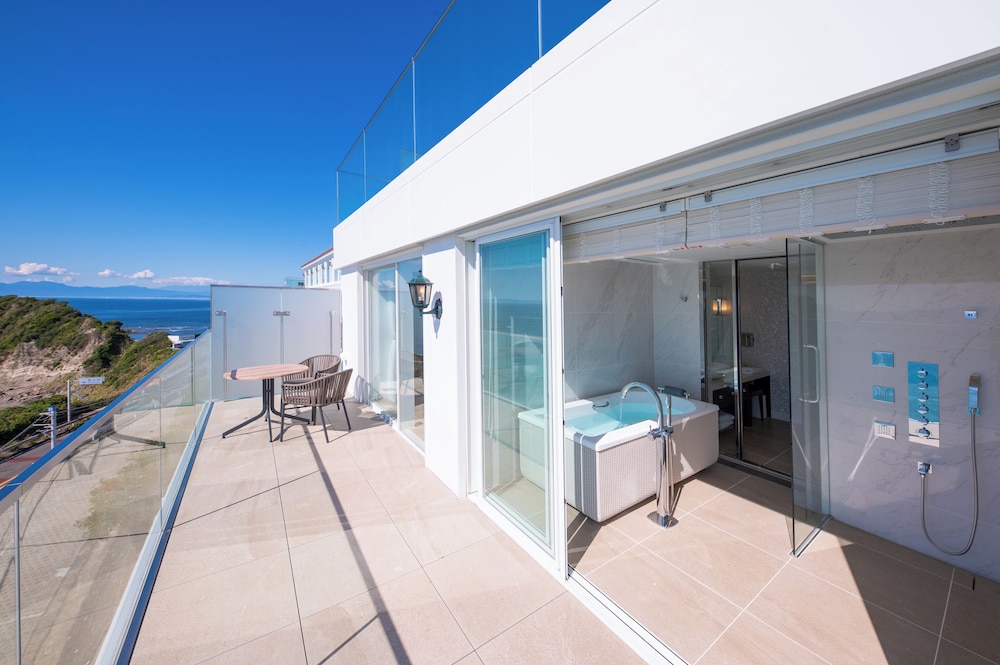 デラックスバルコニースイート 禁煙 (朝食 + フレンチディナー [17:00~17:30] 付き) | 葉山ホテル音羽ノ森