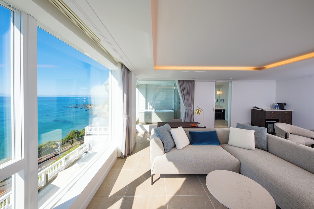 デラックススイート 禁煙 (朝食 + フレンチディナー [17:00~17:30] 付き) | 葉山ホテル音羽ノ森