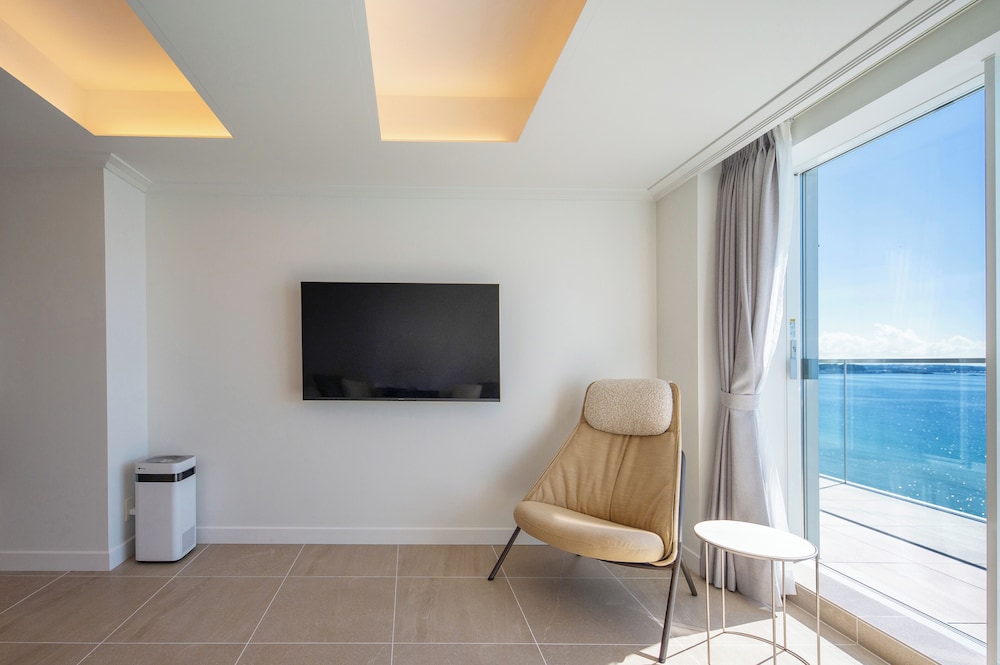 デラックスバルコニースイート 禁煙 (朝食 + フレンチディナー [17:00~17:30] 付き) 客室3 | 葉山ホテル音羽ノ森