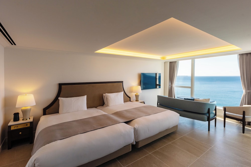 スーペリアスイート 禁煙 (朝食 + フレンチディナー [19:30~20:00] 付き) | 葉山ホテル音羽ノ森