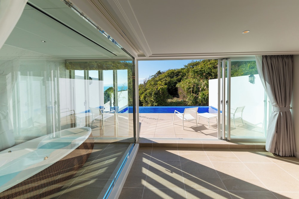 デラックスプールスイート 禁煙 (朝食 + フレンチディナー [17:00~17:30] 付き) 客室2 | 葉山ホテル音羽ノ森