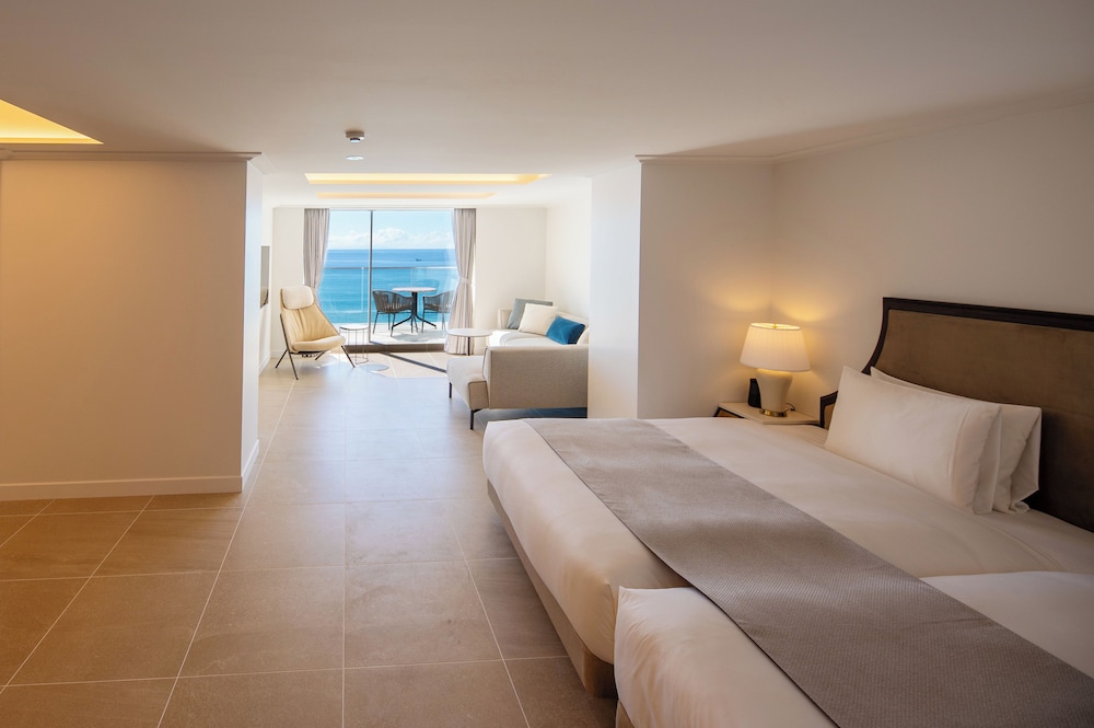 デラックスバルコニースイート 禁煙 (朝食 + フレンチディナー [17:00~17:30] 付き) 客室1 | 葉山ホテル音羽ノ森