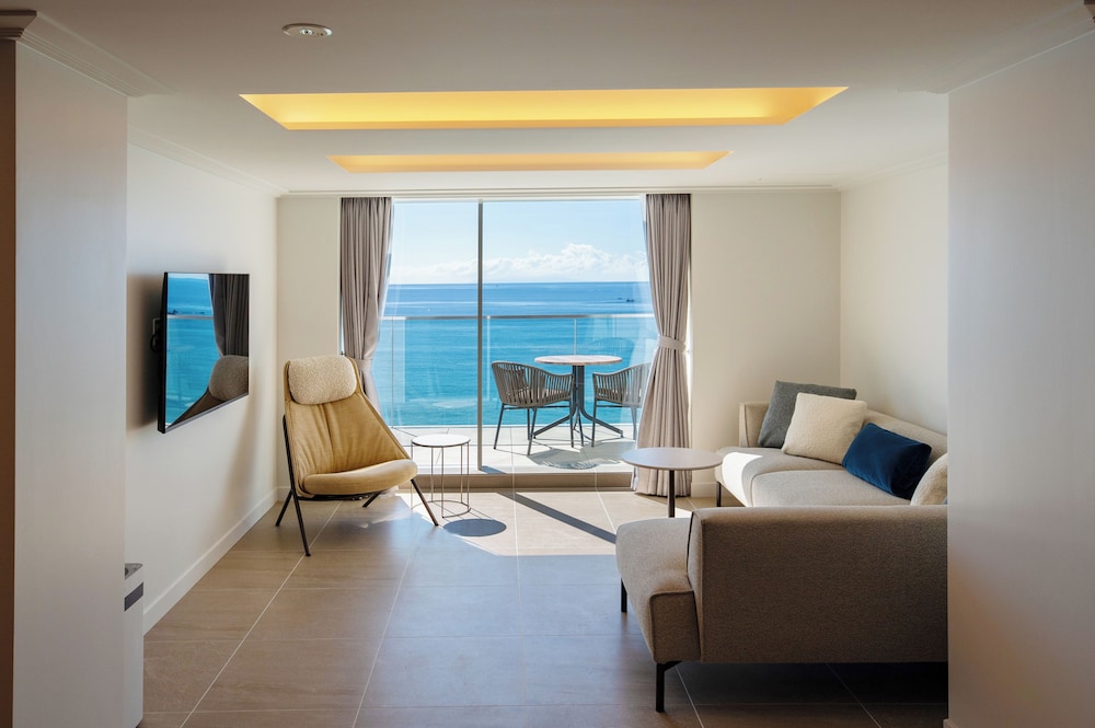 デラックスバルコニースイート 禁煙 (朝食 + フレンチディナー [17:00~17:30] 付き) 客室2 | 葉山ホテル音羽ノ森