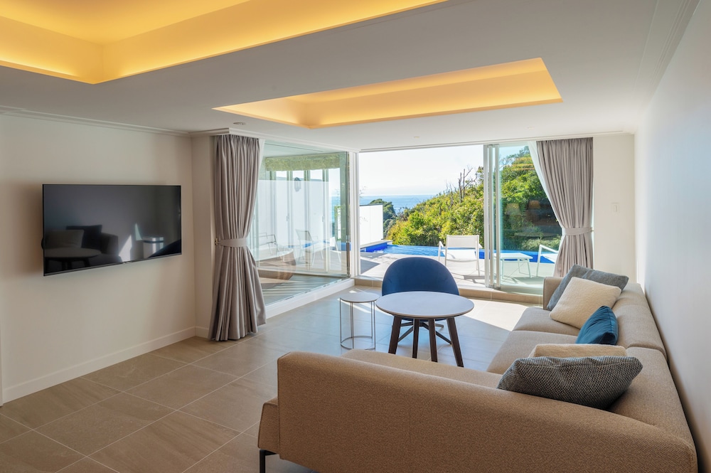 デラックスプールスイート 禁煙 (朝食 + フレンチディナー [17:00~17:30] 付き) 客室3 | 葉山ホテル音羽ノ森