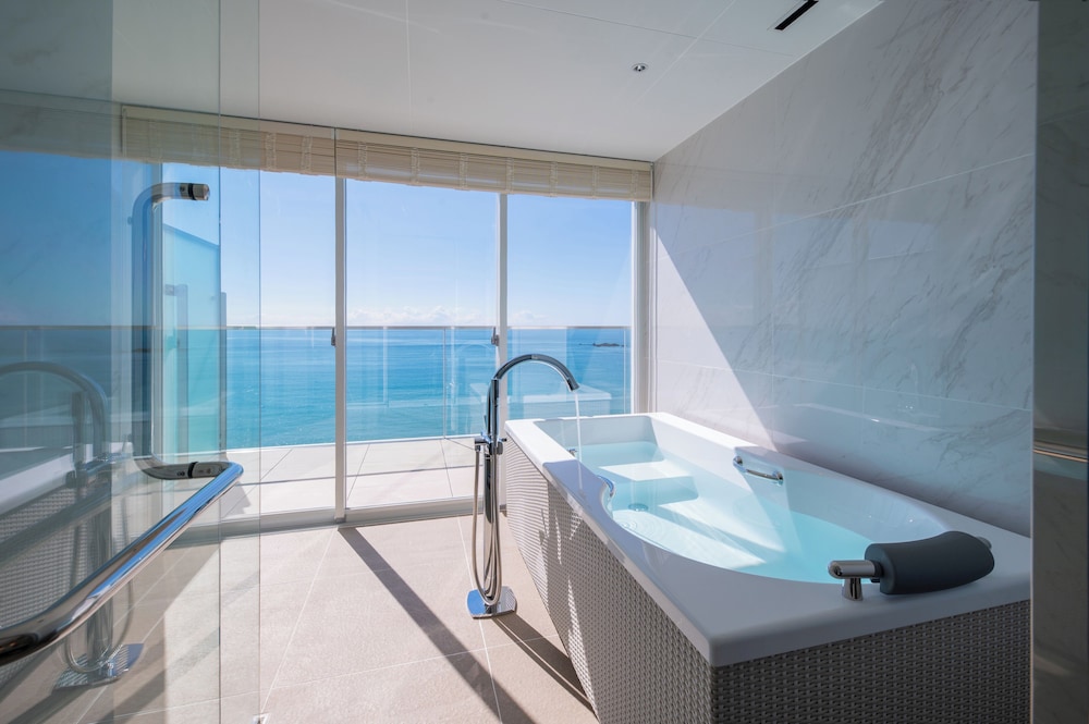 デラックスバルコニースイート 禁煙 (朝食 + フレンチディナー [17:00~17:30] 付き) バスルーム0 | 葉山ホテル音羽ノ森