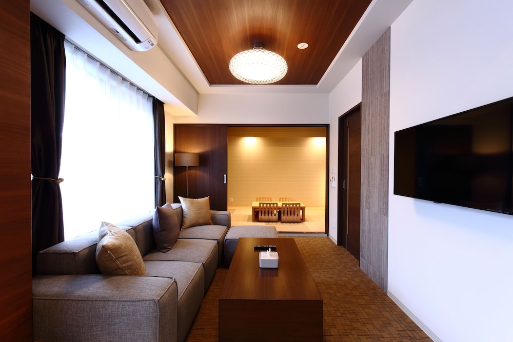 スイートルーム(69sqm) 客室1 | ラクスケアホテル