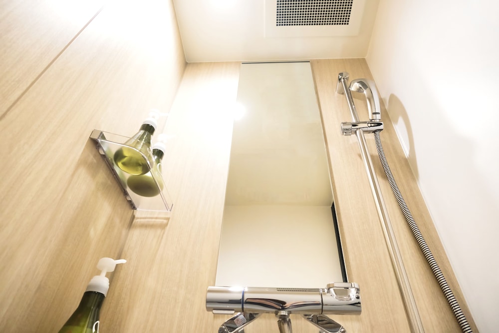 スタンダード ダブルルーム (19sqm) バスルーム0 | ラクスケアホテル
