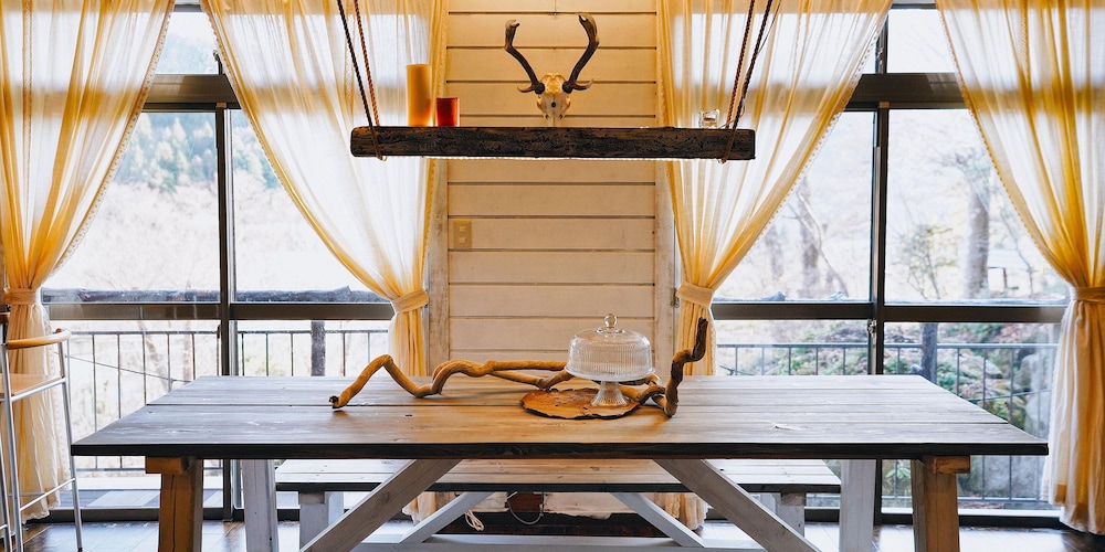 アパートメント (B) 客室内のダイニングエリア0 | スプリングスヴィレッジ箱根 グランピングリゾート