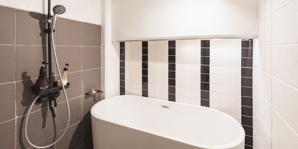 アパートメント (A) バスルーム1 | スプリングスヴィレッジ箱根 グランピングリゾート