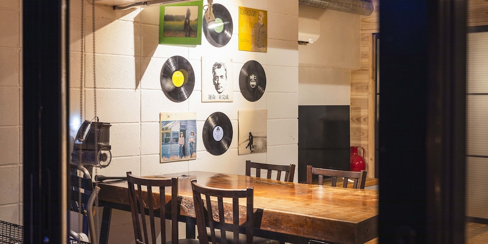 アパートメント (A) 客室内のダイニングエリア1 | スプリングスヴィレッジ箱根 グランピングリゾート