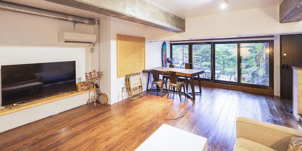 アパートメント (A) リビング エリア1 | スプリングスヴィレッジ箱根 グランピングリゾート