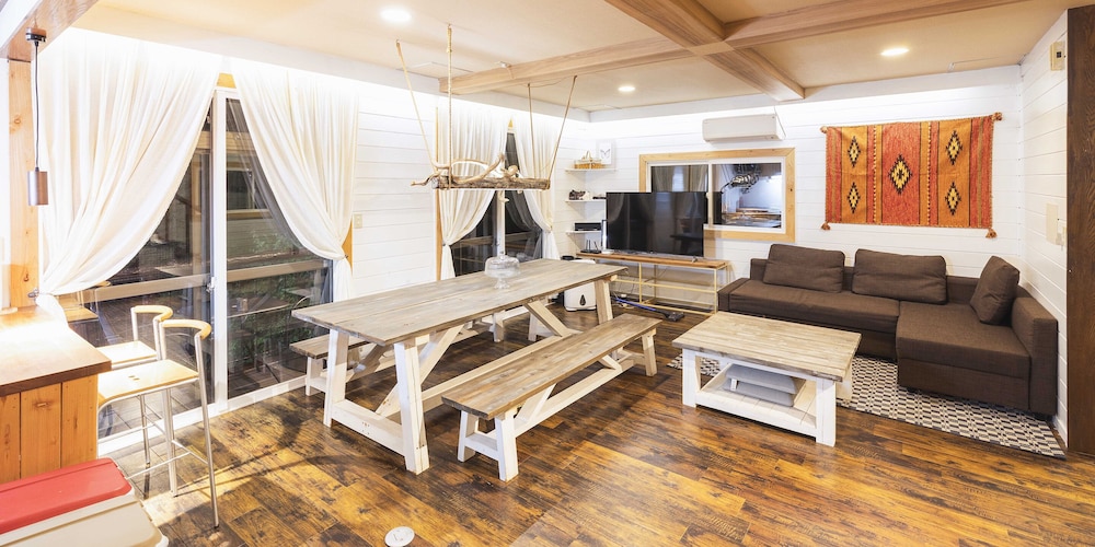 アパートメント (B) リビング エリア1 | スプリングスヴィレッジ箱根 グランピングリゾート