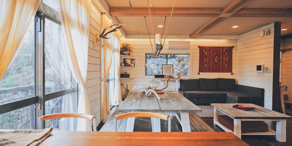 アパートメント (B) 客室内のダイニングエリア2 | スプリングスヴィレッジ箱根 グランピングリゾート