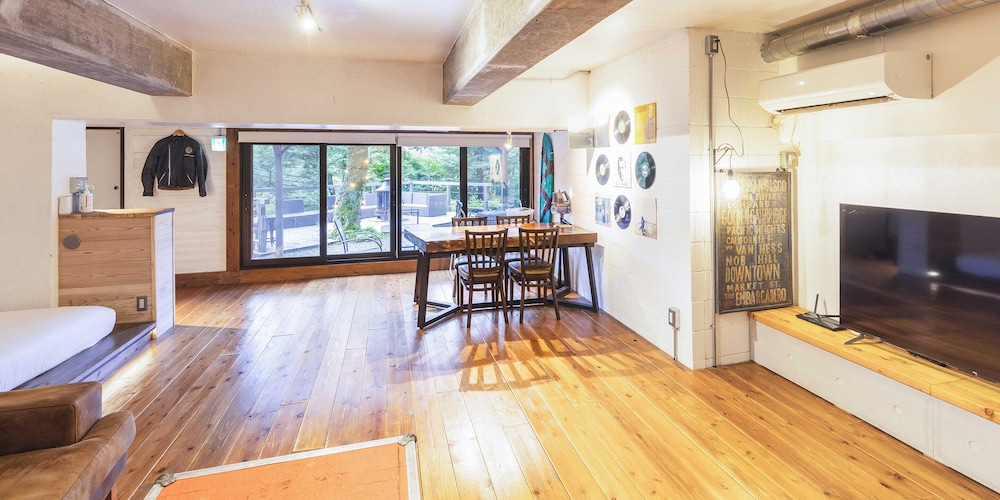 アパートメント (A) リビング エリア2 | スプリングスヴィレッジ箱根 グランピングリゾート