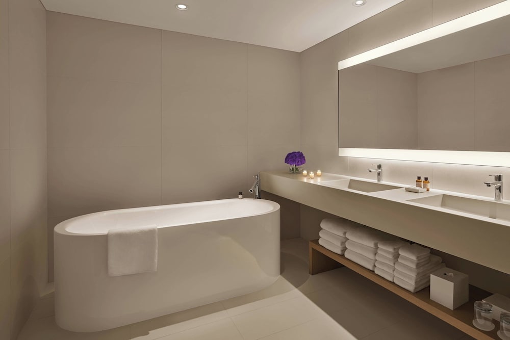 スイート キングベッド 1 台 シティビュー バスルーム1 | 東京エディション虎ノ門