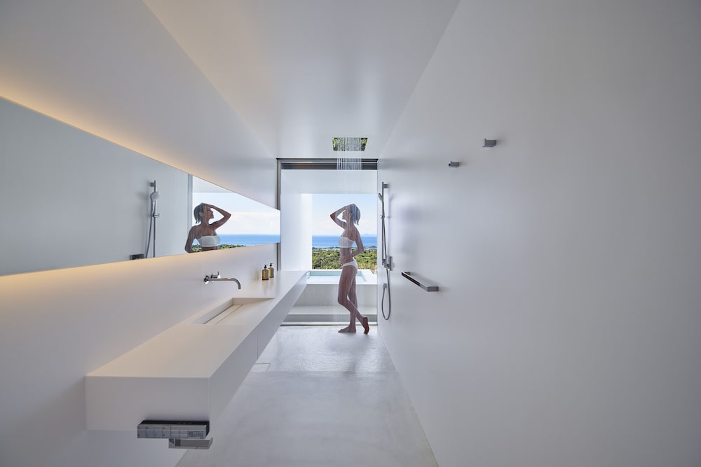 スーペリア ルーム キングベッド 1 台 プライベートプール オーシャンビュー バスルームのシャワー0 | EMIL NAKIJIN