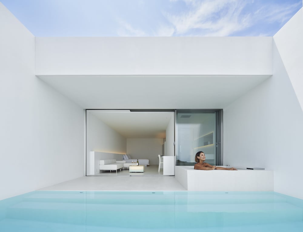 スーペリア ルーム キングベッド 1 台 プライベートプール オーシャンビュー | EMIL NAKIJIN