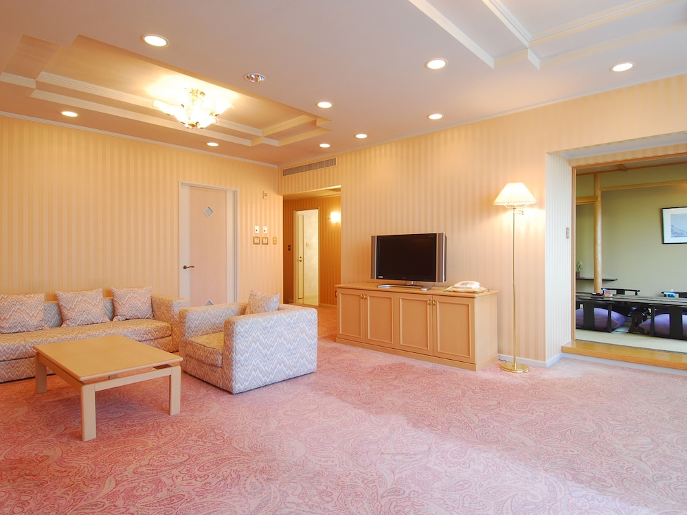 スイートルーム(和室+ツインベッドルーム+リビング) 客室2 | 花びしホテル