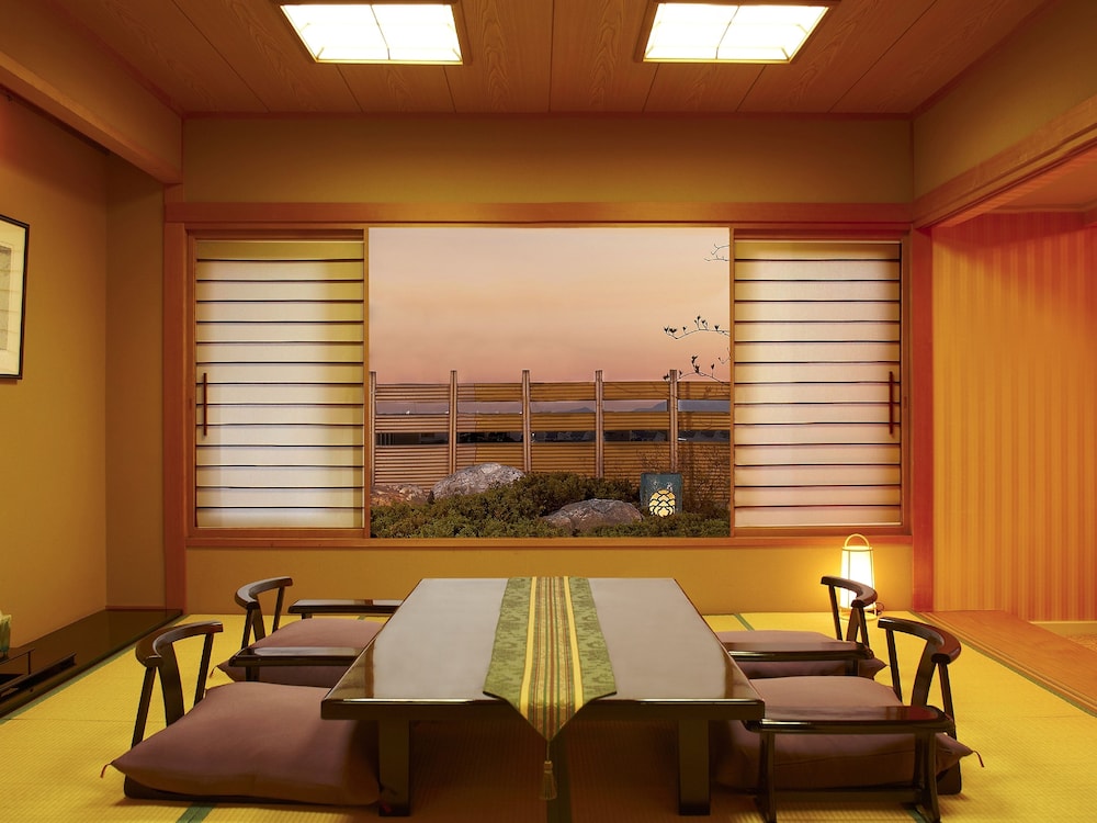 スイートルーム(和室+ツインベッドルーム+リビング) | 花びしホテル