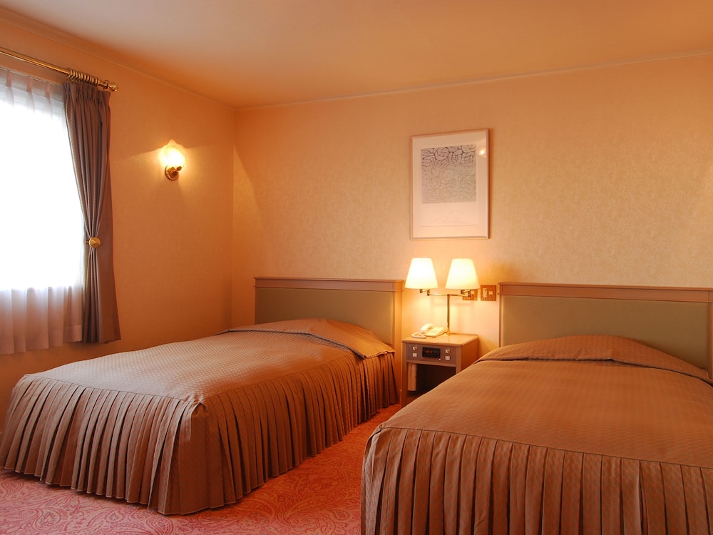 スイートルーム(和室+ツインベッドルーム+リビング) 客室3 | 花びしホテル