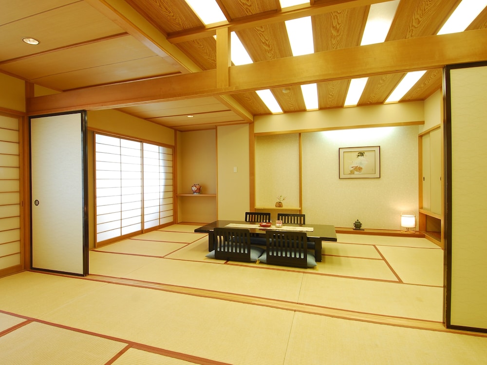 [禁煙] 7名様迄宿泊可能 [広びろ和室] (50m²以上) 客室2 | 花びしホテル